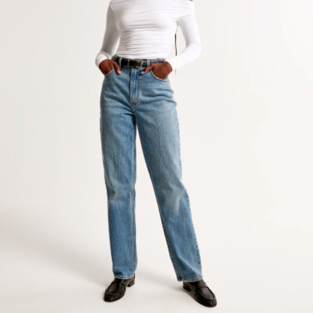 Abercrombie & Fitch Ultra High Rise 90s Straight Jean in Medium, Size 31XLong